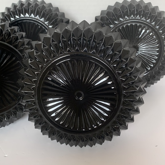 Beautiful black glass English hobnail bowl. 5 in. No chips or cracks - Picture 4 of 4